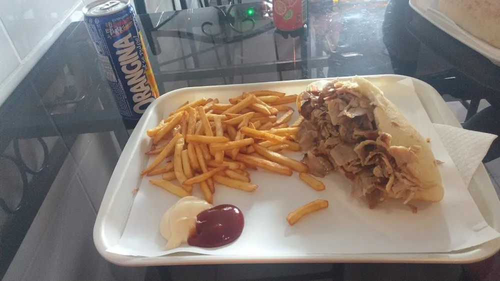 Kebab W Bułce Z Frytkami